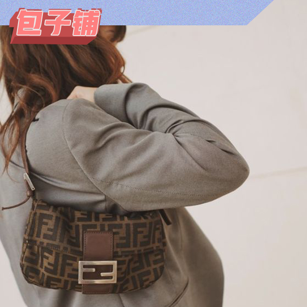 当下最火的“腋下包”到底有多时髦 Fendi Baguette法棍包