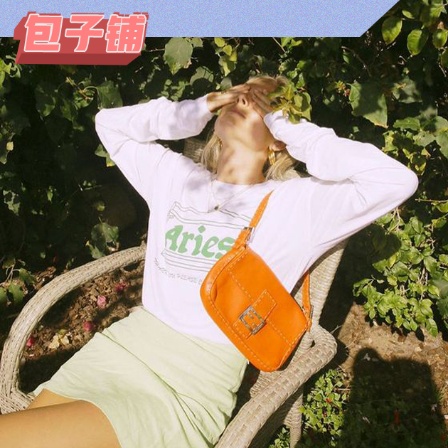 当下最火的“腋下包”到底有多时髦 Fendi Baguette法棍包