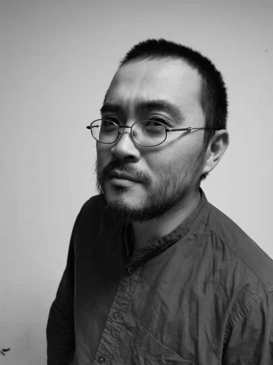 黄钊 毕业于中央圣马丁艺术设计学院,现任北京服装学院雕塑系讲师。