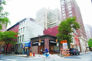 全美约8000家星巴克门店在当地时间29日下午歇业半日,旨在让员工参加反种族主义的培训