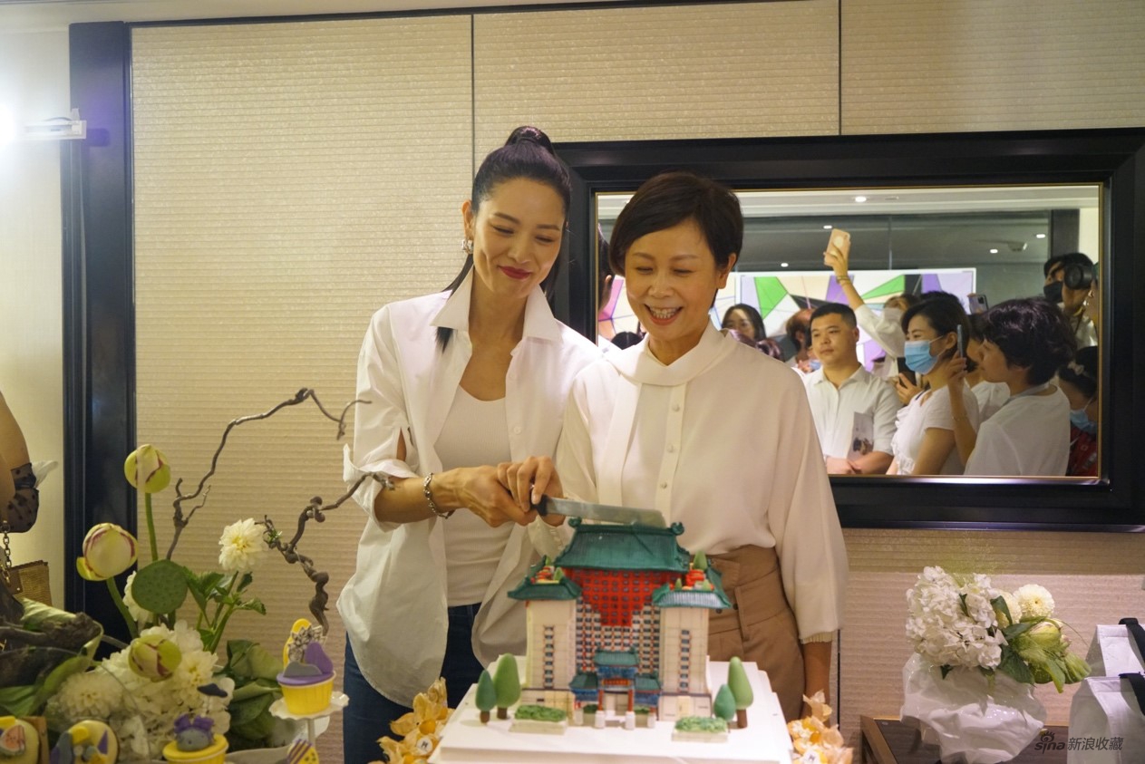 马艳丽女士(左)和AFIH创始人姚薇女士(右)合影