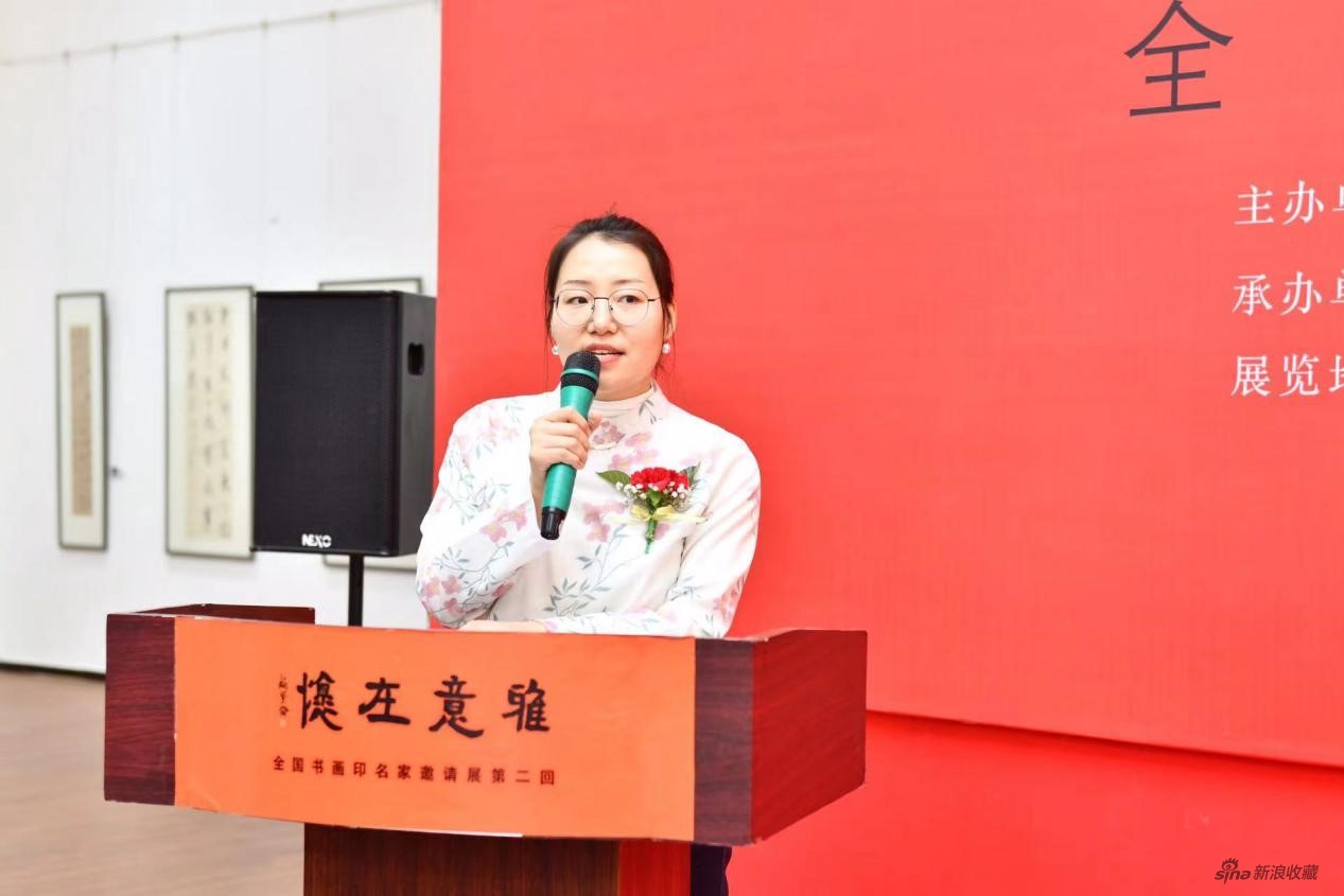 活动主持人、参展画家贾景秀