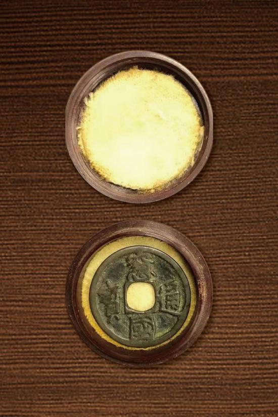 (图4-1:张叔驯藏泉小塑盒,盒内为窗国通宝)