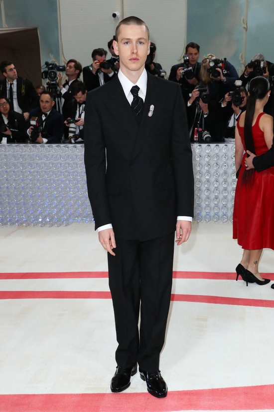 MET GALA 2023 dunhillܼSimon Holloway׶Ȳٵ Ӣ¾Karl Lagerfeld