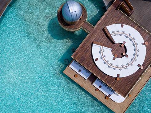“马尔代夫克哈瓦岛安纳塔拉别墅度假酒店”配备专业电射望远镜的 SKY 观星吧（航拍视角）