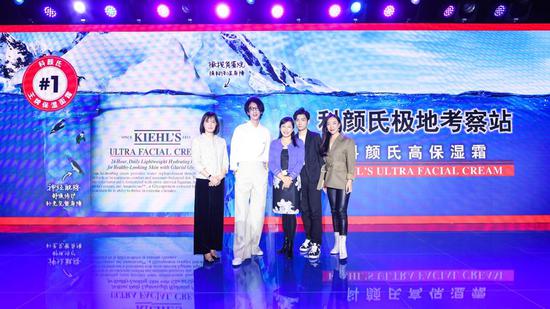 ▲化妆品配方工程师唐兆林(左一)、知名时尚美妆师、护肤专家吴淼喵爷(左二)、北京大学第一医院皮肤科主任医师吴艳教授(中)、Kiehl’s科颜氏品牌产品经理钱思楠(右二)、Kiehl’s科颜氏中国品牌公关与传播总监张薇薇(右一)出席活动