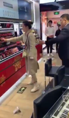 女子砸更多的东西