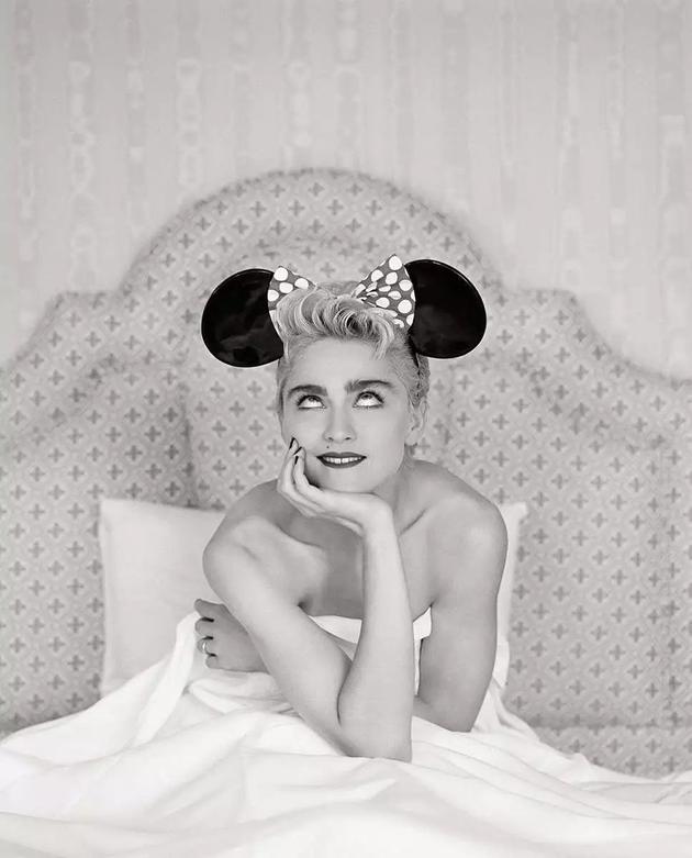 Madonna by Herb Ritts， 此时Madonna 的世界巡演刚到东京站