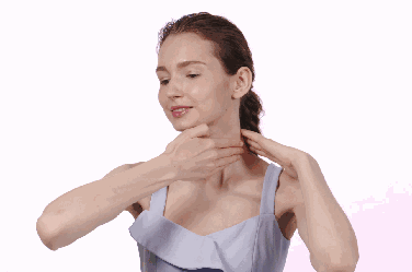 按摩颈部时,要记得调剂呼吸,以一种吸气的办法将胸部向上提肌,并