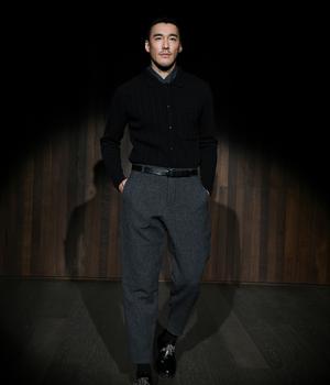 胡兵挑战楼梯T台 诠释两套Look难掩绅士范