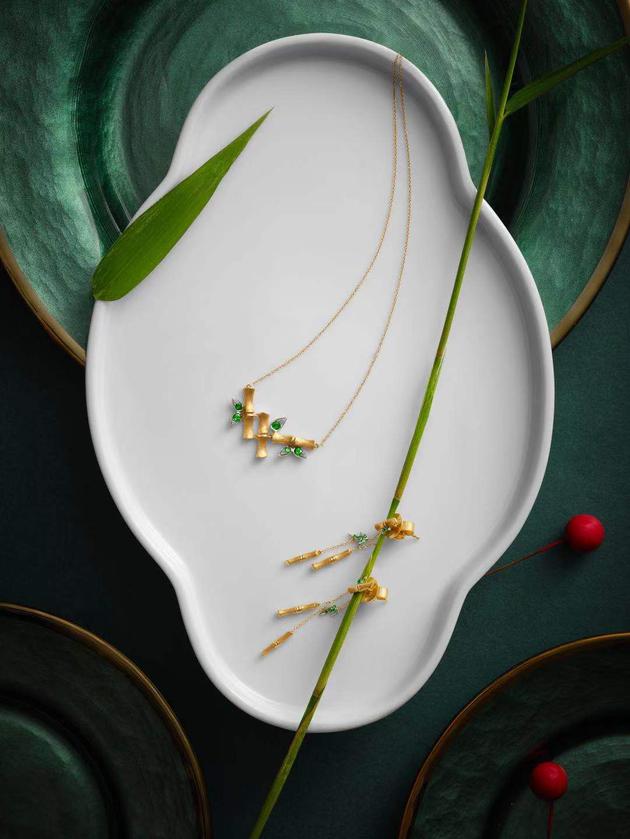 婷婷玉立竹节项链18K金+石榴石镶嵌 、婷婷玉立竹节耳环18K金+石榴石镶嵌