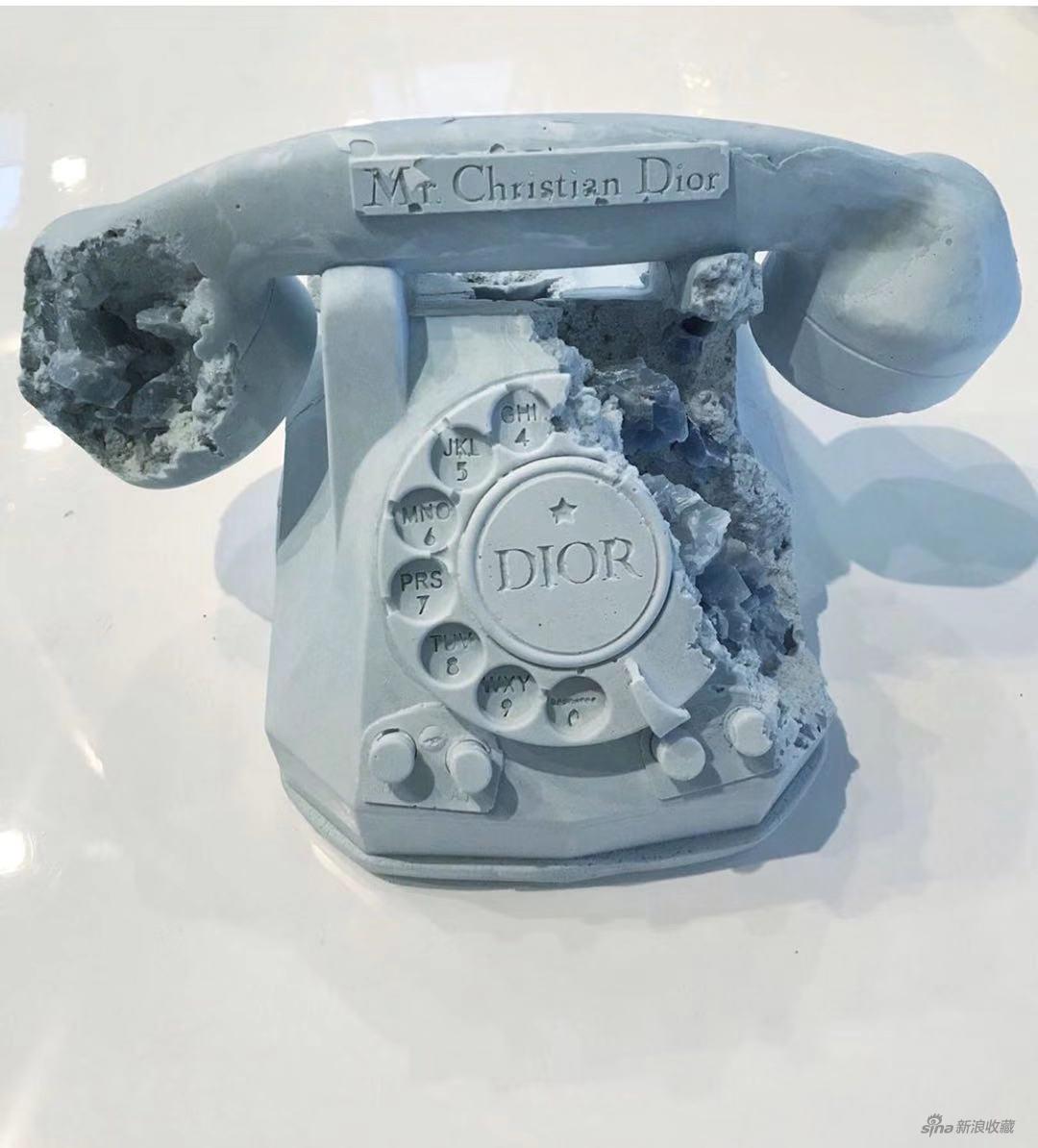 Daniel Arsham X Dior《电话》石膏 矿物 14X20.3X24.2cm 2020 来源：CZ