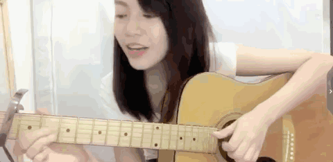 焦曼婷还经常在网上弹吉他唱歌给大家听