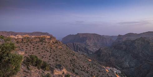 阿曼苏丹国“绿山安纳塔拉度假酒店”俯瞰绿山峡谷的酒店外观远景