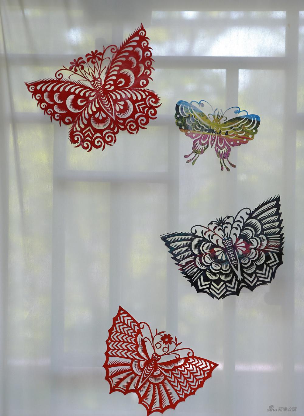 窗棂上的剪纸彩蝶