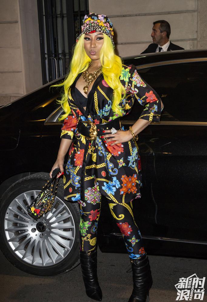 Versace秀场外的Nicki Minaj