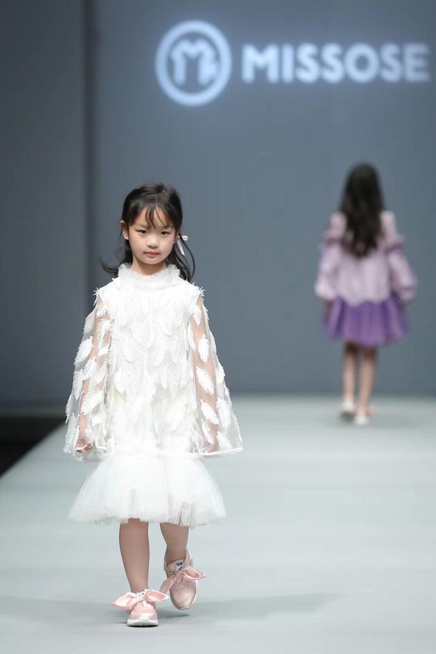 中国国际时装周上的小模特宋禾走秀,你被惊艳