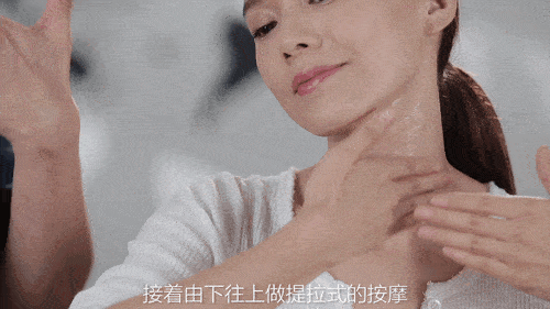 Step1:将颈霜涂于颈部,由下向上做提拉式按摩。