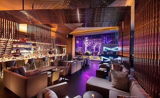 在有彩色光的酒吧喝酒更容易喝醉 图:广州康莱德酒店“镁”吧