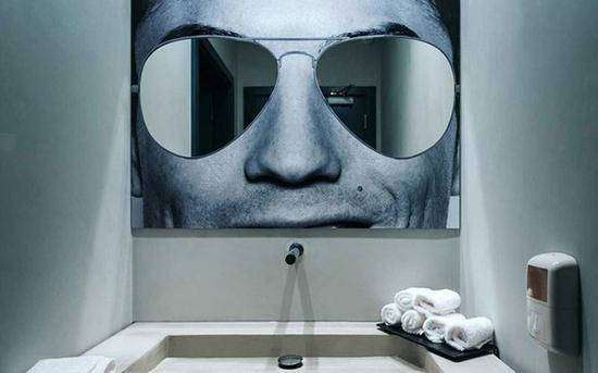 马德拉CR7酒店，“全世界最帅的男人”在浴室的墙上冲你微笑。