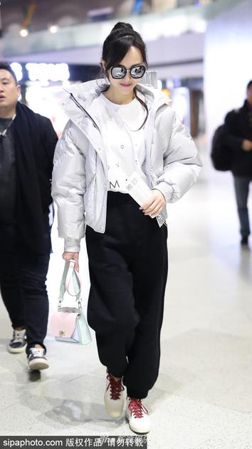 唐嫣穿银色羽绒服配运动裤 时髦亮眼现身机场