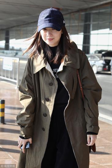 董洁戴棒球帽低调现身 长风衣造型潇洒帅气|董