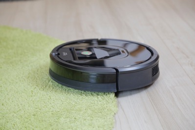 iRobot Roomba 980清扫到地毯时会自动加大吸力，回到地板后吸力自动减小，智能又环保