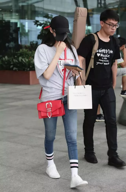显腿短还是潮?“袜子套裤子”成当下新潮流