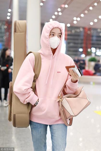 欧阳娜娜穿帽衫卖萌变身粉嫩“套娃”