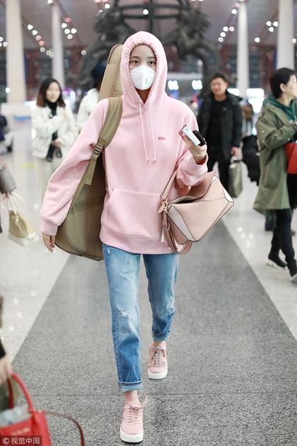 欧阳娜娜穿帽衫卖萌变身粉嫩“套娃”