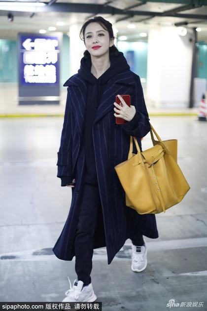 佟丽娅翻领条纹大衣优雅干练 一颦一笑风情万