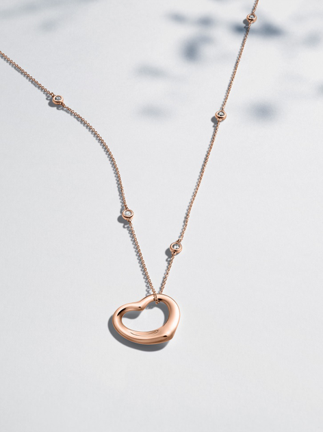 Elsa Peretti?系列Open Heart吊坠优雅悬于耀目的Elsa Peretti?系列Diamonds by the Yard?包镶镶嵌的钻石项链之上