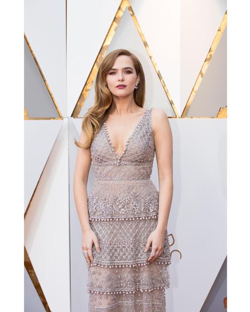 佐伊-达奇(Zoey Deutch)佩戴蒂芙尼珠宝亮相奥斯卡