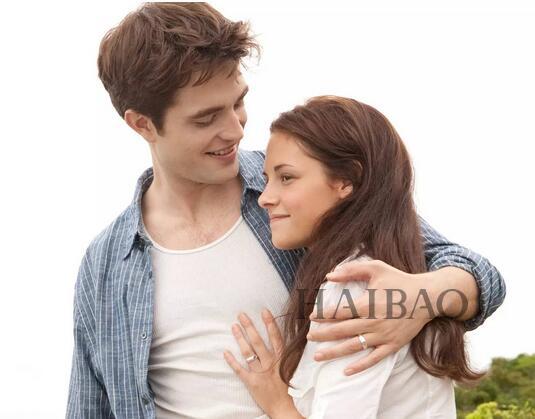 罗伯特·帕丁森 (Robert Pattinson) 和克里斯汀·斯图尔特 (Kristen Stewart)
