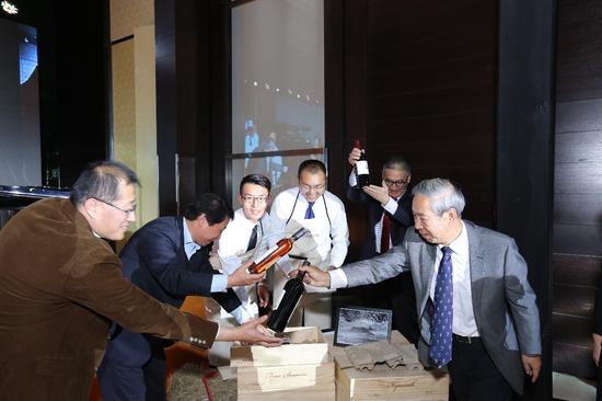 （从左至右）战吉宬先生、王琦先生、郝林海先生、戴小京先生一起见证嘉地酒园产品正式发布