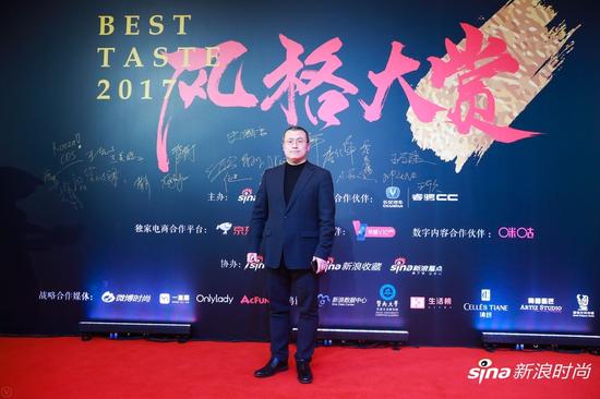 新浪网副总裁邓庆旭亮相嘉宾红毯。
