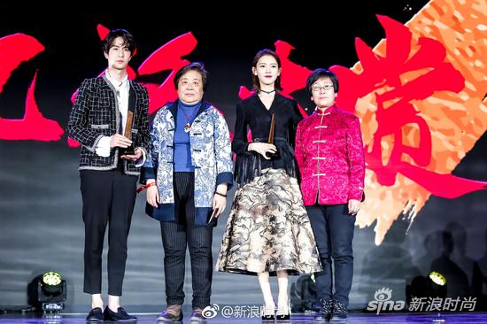 金漆镶嵌代表性传承人武国芬(左二)与
北京仿古瓷代表性传承人白莉(右一)为年度新锐艺人获奖者王一博(左一)和陈瑶(右二)颁奖