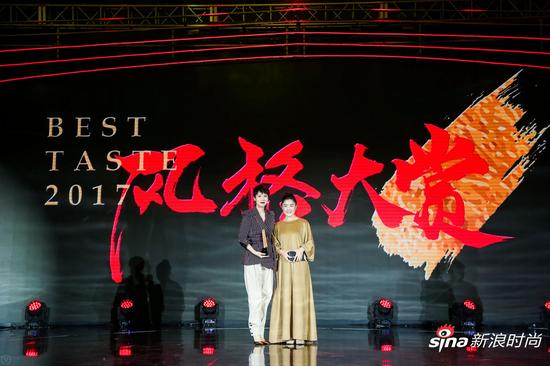 海清(左一)荣获“年度女性榜样艺人”大奖