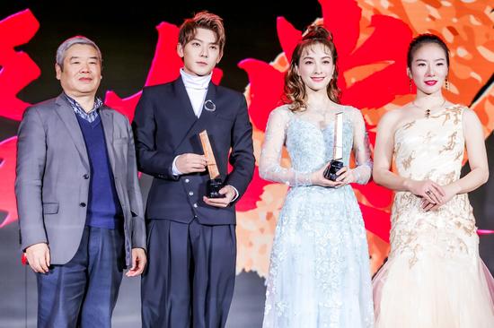 当代艺术家周传玉先生(左一)、华佗五禽戏代表性传承人华一女士()为陈翔、吴昕颁奖