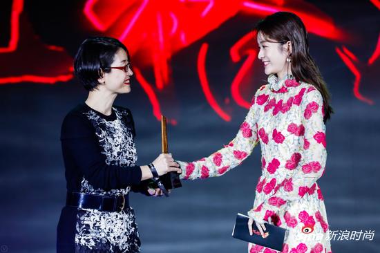 张雪迎(右一)为获得了“年度美容品牌”的欧莱雅中国大众化妆品部品牌传播总监朱宁女士(左一)颁发奖项