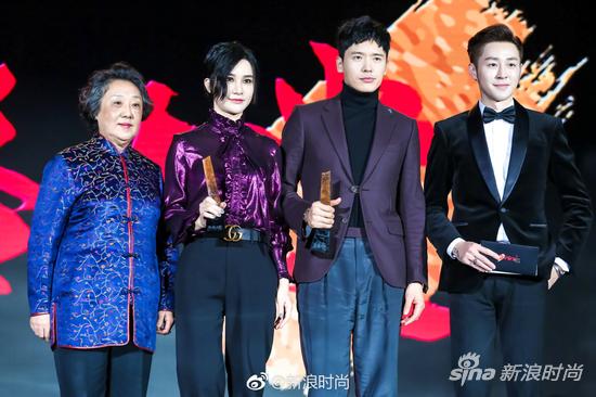 梁季兰女士(左一)和时尚美妆专家李铭泽(右一)为年度时尚态度艺人获奖者尚雯婕(左二)和高云翔(右二)颁奖