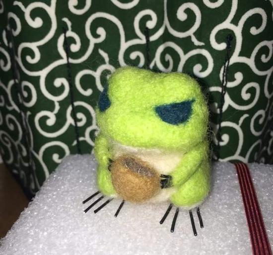 羊毛毡做出小青蛙的模样真的好可爱！