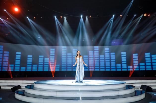 吉克隽逸现场演绎性感迷情的英文单曲《Spoonful》