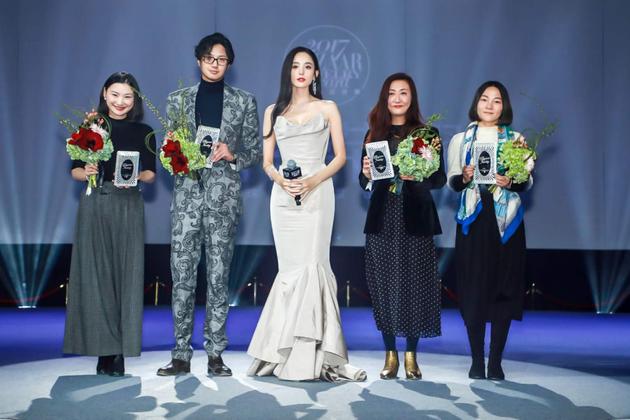 娜扎与获得“年度极品高级珠宝奖”的品牌代表合影