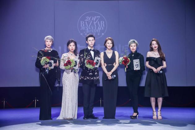 关悦、蒋梦婕为获得设计师奖的“创者”颁奖