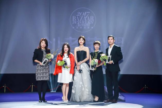 张俪与获得“年度极品高级珠宝奖”的品牌代表合影