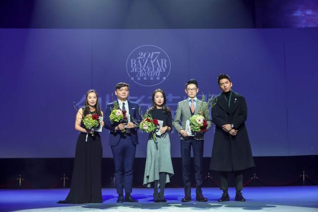 王大陆与获得“年度高级珠宝腕表奖”品牌代表合影