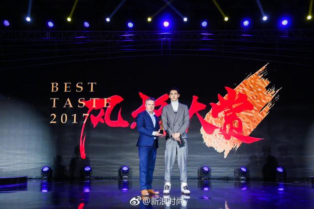 超模纪凌尘为领奖嘉宾太阳马戏KOOZA巡回演出经理Warren Donohoe颁奖