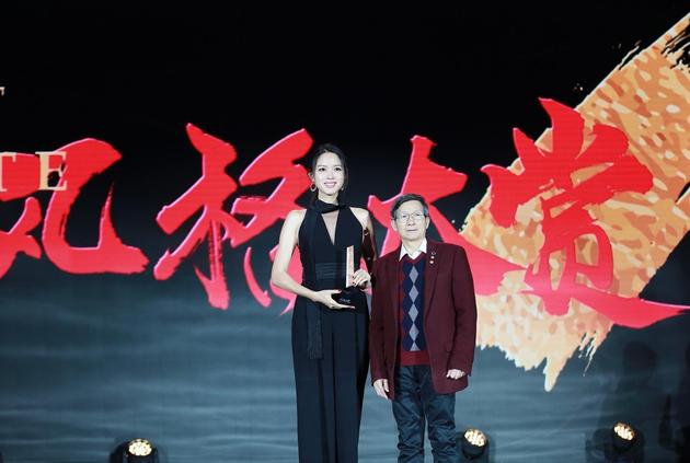知名艺术家黄建南先生(右一)为张梓琳(左一)颁奖