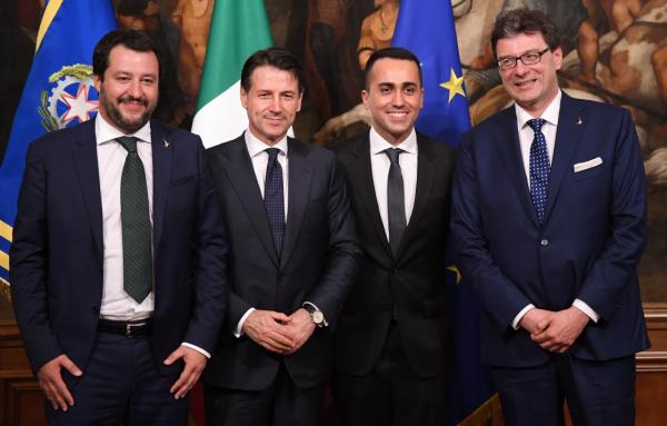 6月1日，在意大利罗马，新政府总理Giuseppe Conte（左二）同副总理兼经济发展与劳工部长Luigi Di Maio（右二）、副总理兼内政部长Matteo Salvini（左一）合影。 当日，意大利新政府在意大利总统府宣誓就职，Giuseppe Conte任新政府总理。（图片来源：新华社）